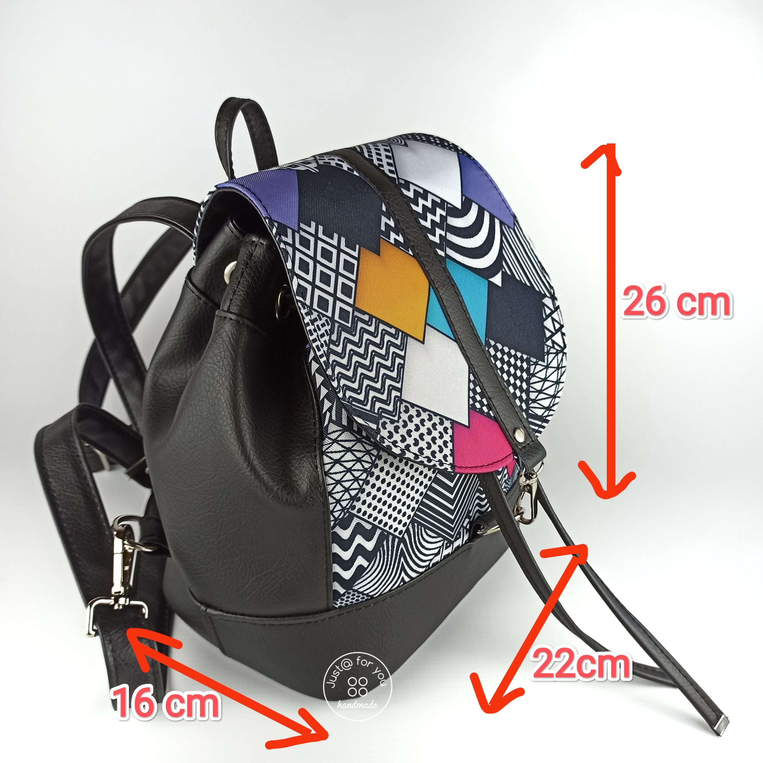 Plecak typu bucket z czarnej ekoskóry, kolorowy wzór.