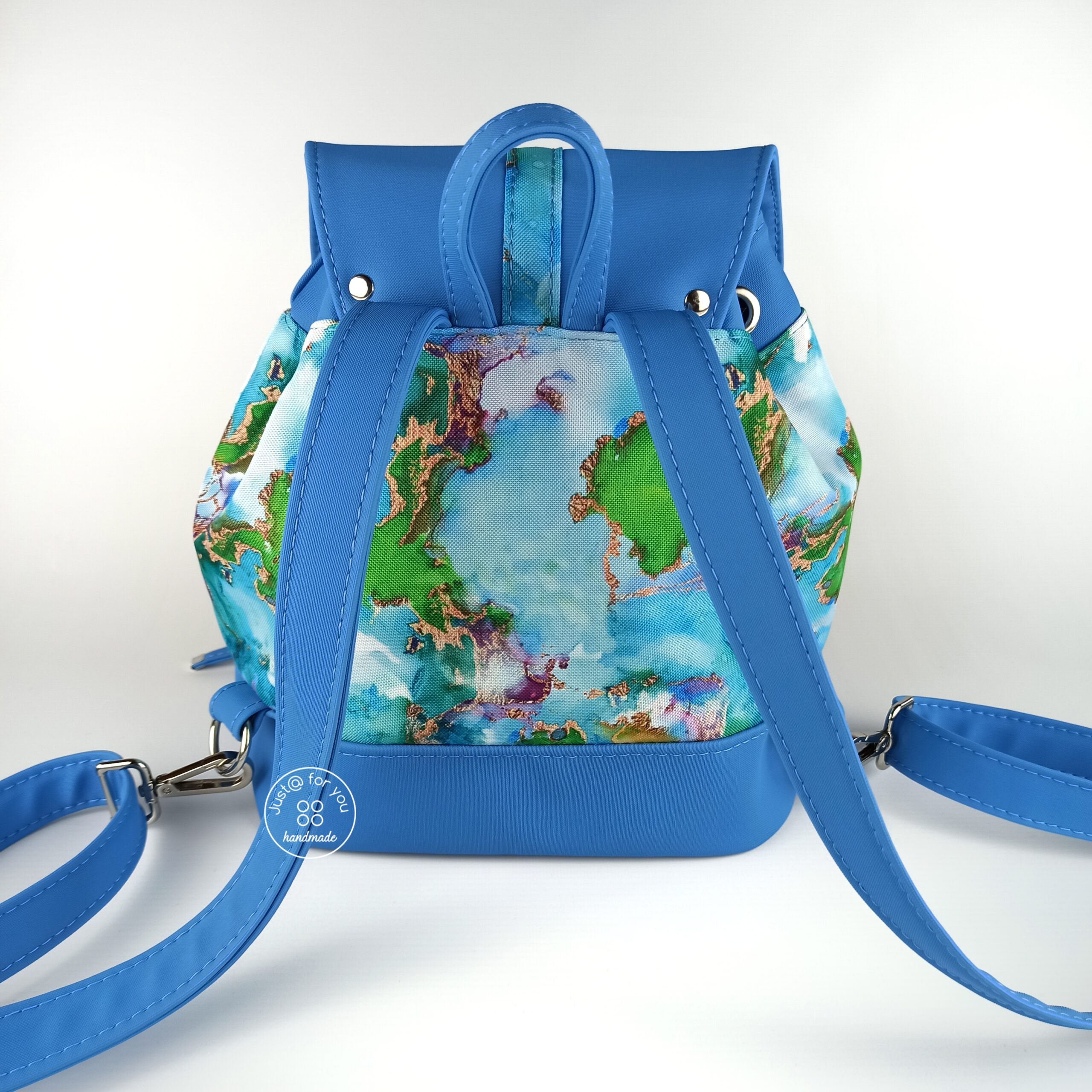 Niebieski plecak damski - bucket, ozdobiony kolorowym poliestrem.