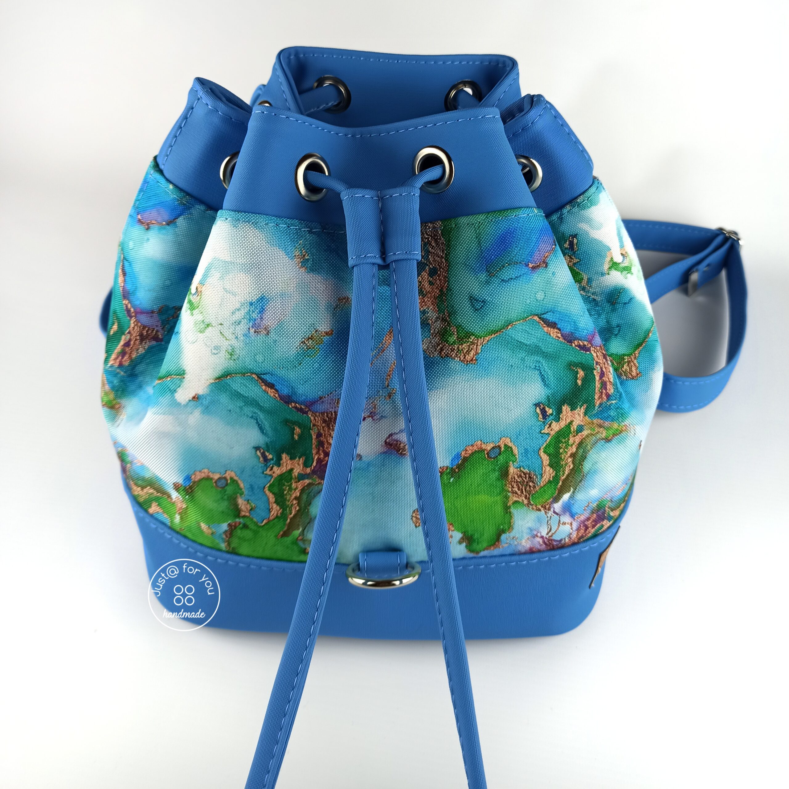Niebieski plecak damski - bucket, ozdobiony kolorowym poliestrem.